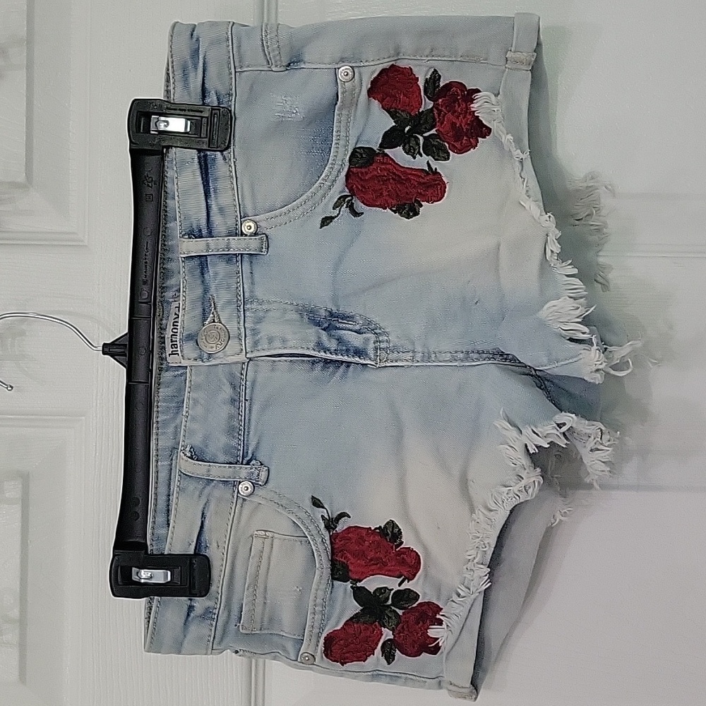 rose embroidered short shorts